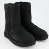 UGG Classic Short In Schwarz 1 UGG Classic Short In Schwarz -Tretter Verkäufe T 28010375426 pic1